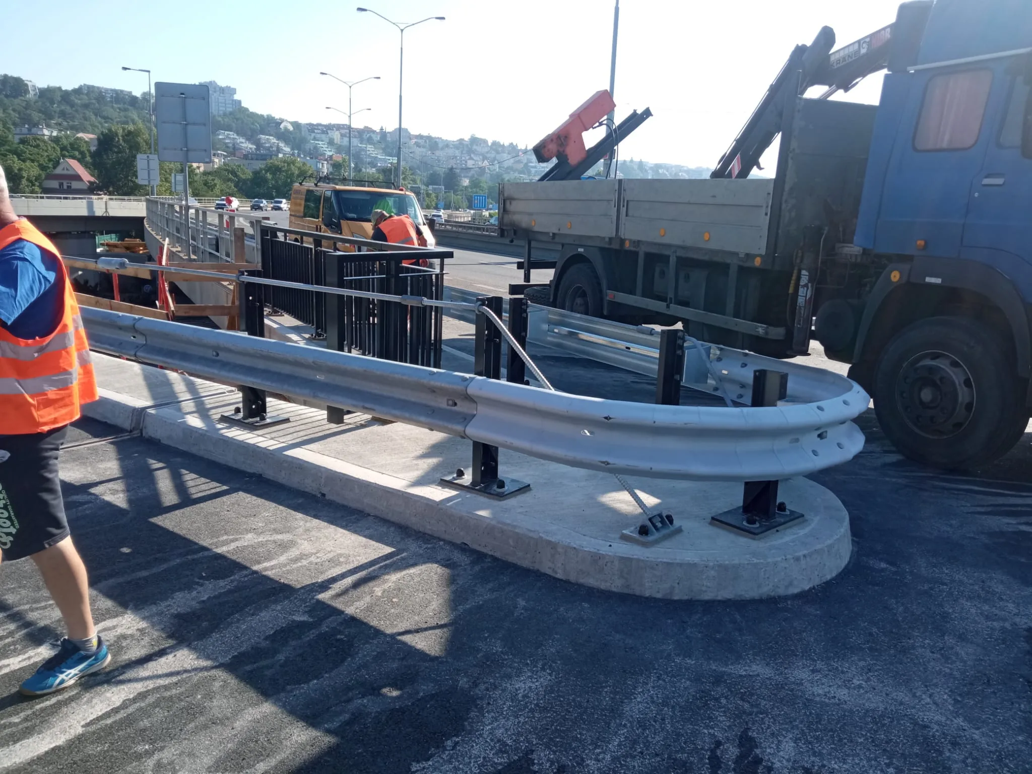 1760983900051_MOSTNÍ SVODIDLO-ATYP-MOST BARIKADNÍKŮ-PRAHA.webp